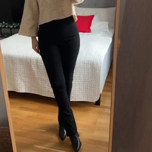 Byxor med slits  - Byxor med slits nertill, använda men är i bra skick. Frakt tillkommer 🖤