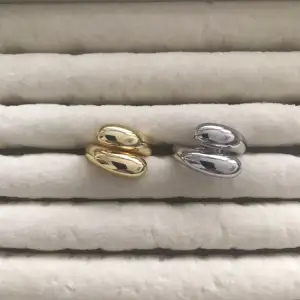 Massa nya ringar i lager!! Ringarna är guld/silver pläterade och är justerbara vilket innebär att de passar alla! Skötselråd medföljer! Kontakta vid intresse av köp! 💓