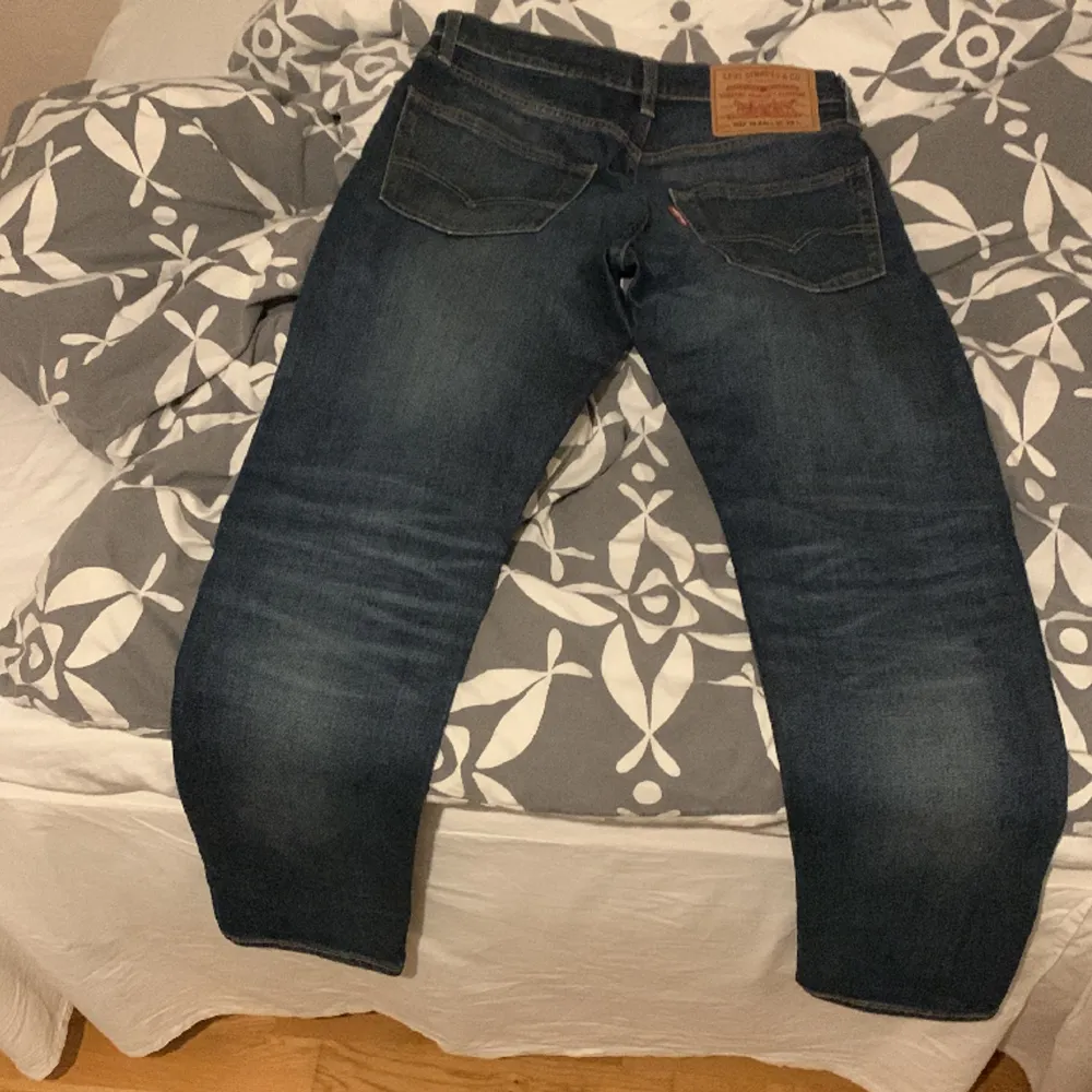 Köpte de här Levis jeansen för 1299kr som jag har använt 1 gång, skicket är som nytt.  De är slim perfekta jeans nu inför vintern. Jeans & Byxor.