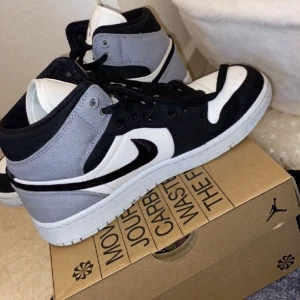 jordans stl 39 helt nya - Inte min stil längre så därav säljer jag dem. Helt nya, inga fel över huvud taget. Nypris: 1300kr