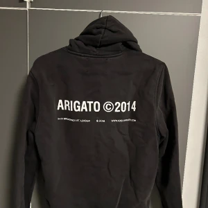 Axel arigato hoodie - Säljer en arigato hoodie sparsamt använd och i fint skick. Storlek XS. Men den är stor i storleken.