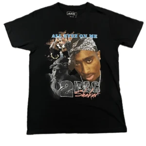 Tupac t-shirt  - 🥶Tupac t-shirt, all eyes on me🥶 Skitsnygg t-shirt från junkyard som sitter lagom oversized