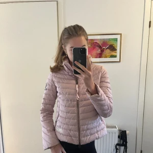 Odd molly dunjacka - Säljer mina fina Odd molly jacka som är använd fåtal gånger. Jackan har inga defekter och är i ett mycket fint skick. Tveka över att höra av dig vid intresse. 