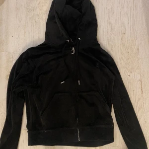  juicy couture kofta - Knappt använd äkta juicy couture kofta!!!!💞ordinarie pris: 1000kr 