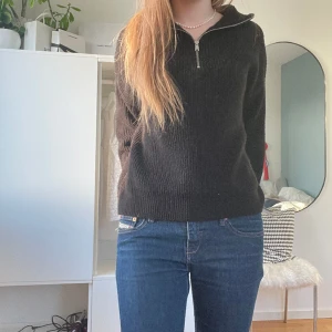 Stickad tröja🤍 - Najs halfzip från bikbok🩷 Står storlek L men passar mig som vanligtvis har S💞💓