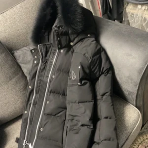 moose knuckle jacka svart  - Säljer nu min mosse jacka i tjej model storlek M men eftersom att dom är små i storlekarna så skulle.  jag säga att den passar S och xs ” jag själv är xs och s ” den är använd en vinter och är helt fel fri. Köpte för 11000.  ” pris kan diskuteras ”