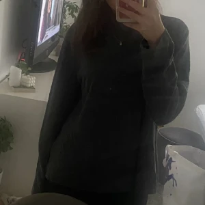 Grå tröja  - Jätte skön grå tröja!🩷 Bra skick!! Säljer då de knappt används! Storlek M men sitter bra på mig som Xs/S!🩷