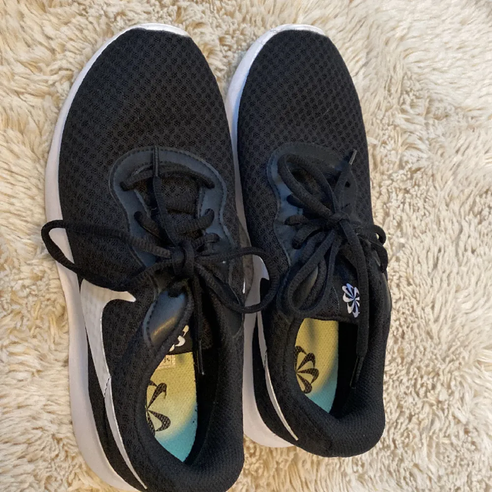Ett par Nike skor som har blivit för små, svart och vita. Grön sula!. Skor.