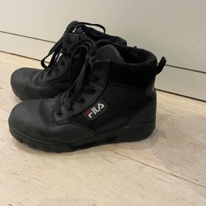 Fila Grunge || MID  - Storlek 39 i nyskick finns liten defekt skriv för bild. Vinterskor, nypris 1500kr, pris kan diskuteras vid snabb affär. 