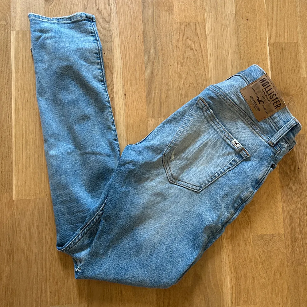 Snygga hollister jeans som tyvärr är för små/inga anmärkningar/nypris 700 vid snabb affär 200.. Jeans & Byxor.
