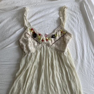 fairy topp - unik vintage topp med broderade blommor. tyget under bröstet är genomskinligt. tveka inte att kontakta vid frågor!