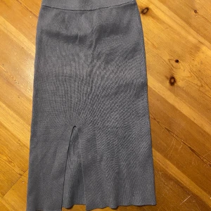 Kjol  - Längre kjol i stretchmaterial feån NA-KD. Mäter 73 cm i längd 