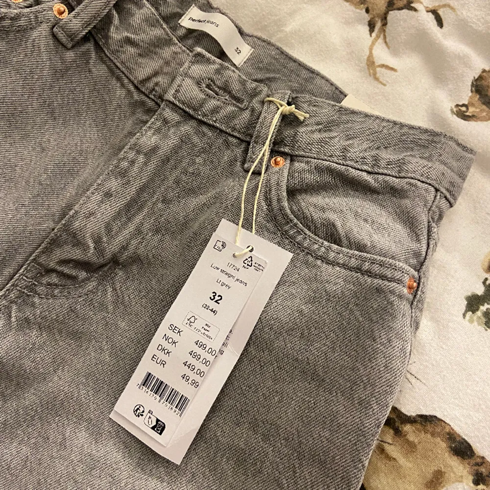 Raka jeans med låg midja, aldrig använda med prislapp kvar (var försent att lämna tillbaka) . Jeans & Byxor.