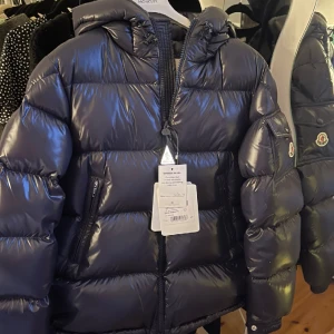 Moncler jacka  - Säljer min supersnygga moncler jacka i modellen ecrins!! Färgen är marinblå. Prislapparna sitter inte kvar men finns sparade !!