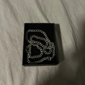 Capcoast kedja silver - Jag säljer min fina silver kedja som är helt oanvänd, köpte den i oktober från capcoast!! Det är en herr kedja som har ett rostfritt stål, man kan alltså duscha och bada hur mycket som helst med det. Den är 5mm tjock, pris kan såklart diskuteras.