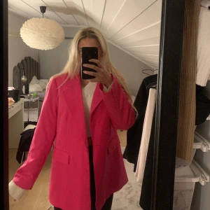 Rosa kavaj  - Säljer min rosa kavja från bikbok i storlek XS/S (vädligt stor i storleken). Kavajen är i vädligt bra skick då den endast är använd 1 gång så den är som ny. Säljer då jag har en annan rosa kavaj och tyvärr inte får användning av denna. Nypris var 699 kr💕