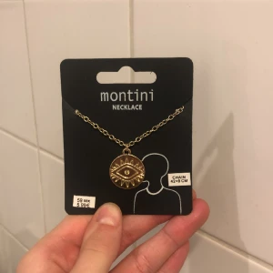 Halsband - Ett halsband från ut och Penn. Det är inte riktigt guld och har ett öga på sig. Originalpriset är 59 kr. 