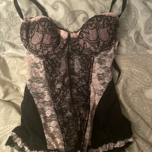 Korsette - Säljer den här korsetten som jag fick,då den inte kommer till användning. Den har push upp!🫶🏼 Storlek bero på vad för kupa man har då de går att justera som en bh där bak!!