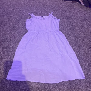 Blå klänning  - Säljer den blåa klänningen på grund av att den är för liten för mig! Den är jättelyftig och skön, i en fin babyblå färg. Skriv privat för fler frågor,bilder!❤️