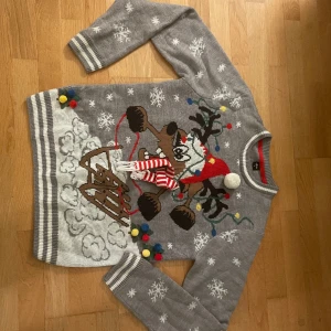 Jultröja storlek M - Fin jultröja från Ellos. Använd ett fåtal gånger, mycket fint skick. Nypris 399kr