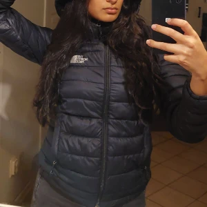 Svart North Face Jacka - Modellen: belleview stretch down jacket Supervarmt dun och syntetisk isolering (vattentät). Ny skick fast lite trasig på dragkedjan. Passar mig som har S men kanske blir bättre för någon som passar xs. Har du fler frågor eller vill ha bilder, gärna skriv💞