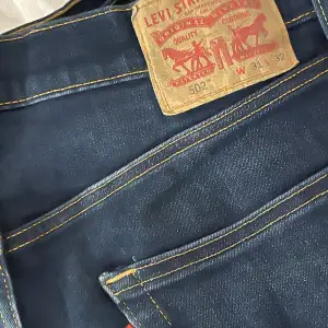 Säljer nu mina mörkblå Levis Jeans.  Storlek W 31. L 32.  Modell 502 Jeansen har inga hål eller defekter. De är köpta på Levis butiken. Skriv för fler bilder.