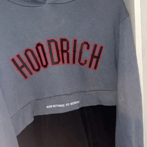 Hoodrich hoodie - Säljer min hoodrich hoodie eftersom den bara ligger i garderoben och inte gör någon nytta. Om du har andra frågor är det bara kontakta mig privat.