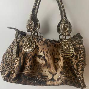 leopard mönstrad handväska, finns ingen lapp så okänt märke 