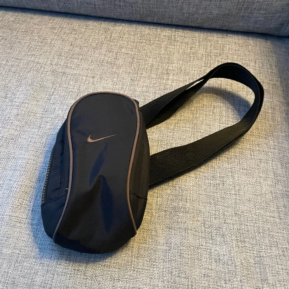 En snygg och stilren Nike väska som är perfekt för att lägga t.ex nycklar, mobil eller plånbok i. Skriv om frågor eller bilder. Priset är diskuterbart! . Accessoarer.