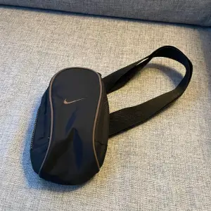 En snygg och stilren Nike väska som är perfekt för att lägga t.ex nycklar, mobil eller plånbok i. Skriv om frågor eller bilder. Priset är diskuterbart! 