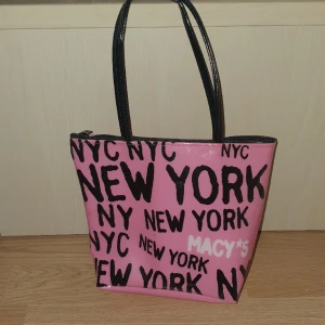 Plast väska - Missfärgad på ena sidan. Ca 20cm bred och 30cm hög. Jag skickar gärna mer bilder 😊