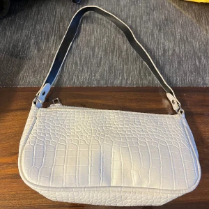Vit väska ✨ - En jättesöt vit väska som tyvärr inte används längre. Bandet är lite slitet, har lagt in en bild som man kan se men det är inget man tänker på. Köparen står för frakten ❤️
