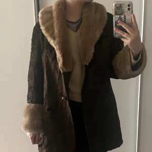 the coat💋 - Finns ingen lapp men skulle gissa på storlek S/M (passar mig som har XS), verkar vara fakepäls. Säljer lite billigare då den saknar två knappar🫶🏻