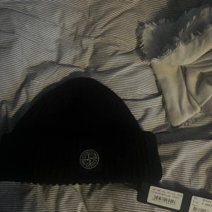 Stone Island mössa - Hej, jag säljer en oanvänd äkta Stone Island mössa. Mössan beställde jag från Nk men den passade ej mig. Alla lappar finns kvar i mössan inklusive prislappen. Ny pris: 1599kr Skriv ifall du har frågor eller vill ha mer info! Priset är diskuterbart! /Erik