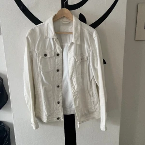 Vit jeansjacka - Vit jeansjacka/overshirt från Pull&Bear Mycket bra skick Storlek M