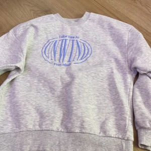 Tjock tröja - En grå tjock tröja med text