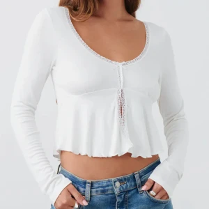 Gina lace detail top  - säljer den här gina toppen som bara är testad 🤍 storlek xs i färgen vit, slutsåld  fri frakt i 7 dagar nu! tryck på köp nu🫶🏼