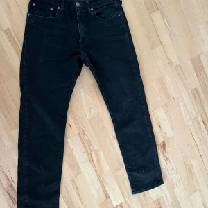 Levis jeans 502 - Svarta Levis jeans 502 Nyskick 33W32L (48/50)