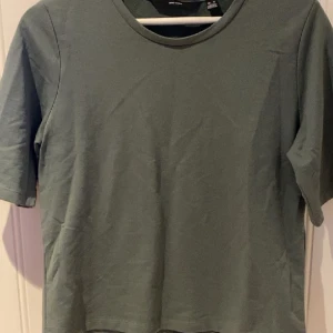 Grön T-shirt Vero Moda - En grön t-shirt från vero moda storlek M men lite som en oversized S