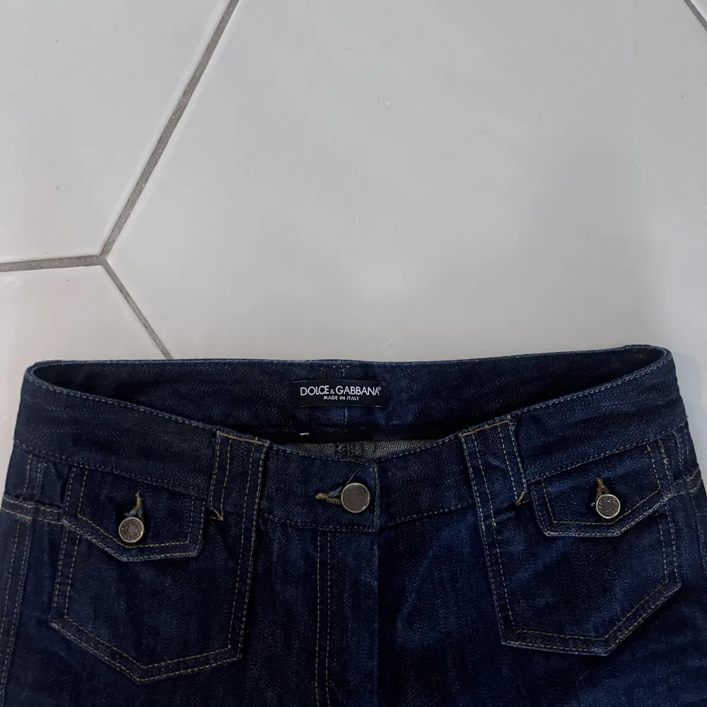 Jättefina Dolce jeans i toppskick, väldigt långa i benen vilket är ett plus! Står ingen storlek men skulle gissa på en 38:). Jeans & Byxor.