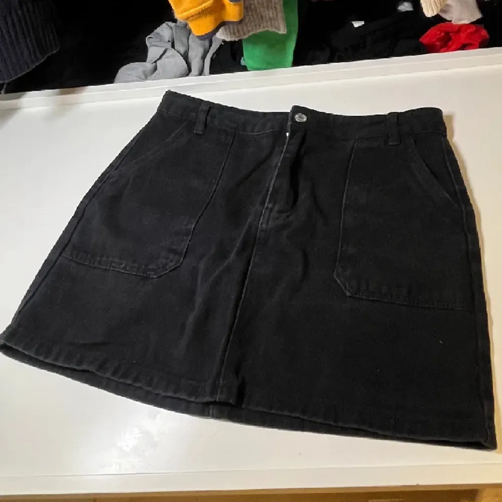 En svart jeans kjol. Köptes i Chile från ett märke som heter Sybilla. Högmidjad, och nästan helt oanvänd . Kjolar.