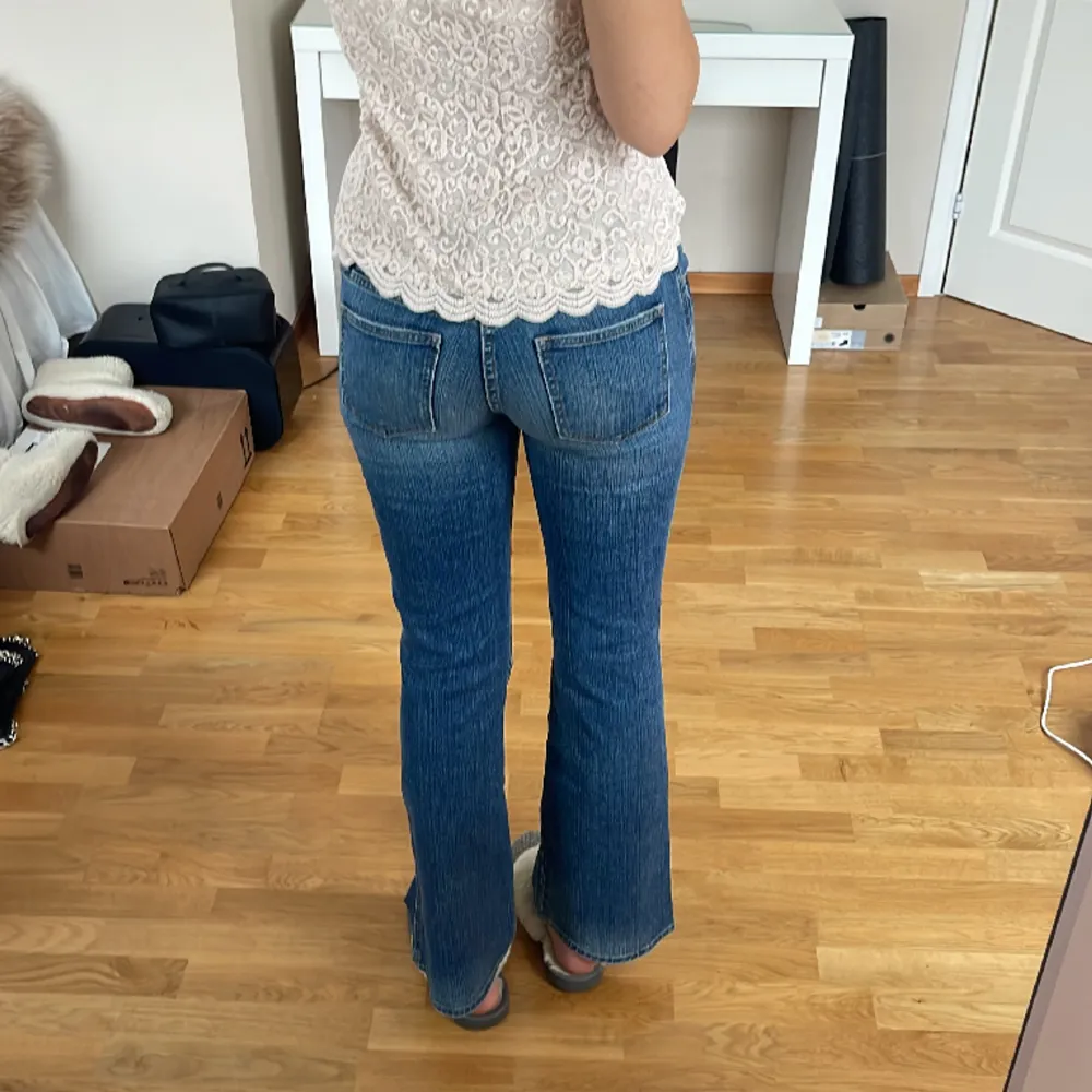 SÅÅ snygga jeans i världens snyggaste färg. Säljer eftersom dom tyvärr är för små för mig. Märket är Gap och modellen är ultra low rise💕Jag är 177cm. Midjemått: 74cm Innerben: 76cm. Jeans & Byxor.