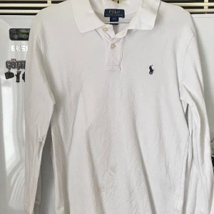 Polo Ralph Lauren - Piké långarmad  - Använd ett fåtal gånger   Brist på användning pga den passar inte längre.   Sedd till kille eller tjej runt 14-16 års åldern