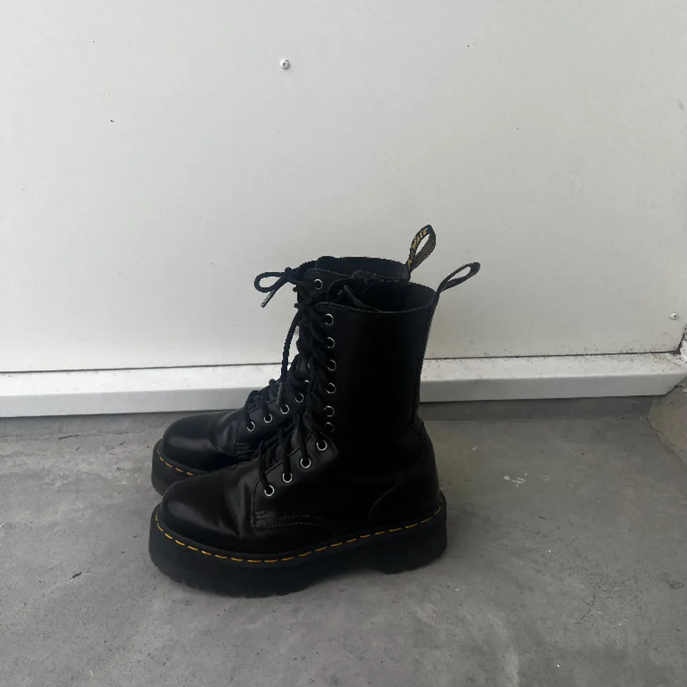 Dr. Martens Jadon Hi i fantastisk skick säljes. Äkta läder, storlek: 38. Dessa skor är med 10 hål därav lite svårare att få tag på. Givetvis äkta och kvitto på köp finns.  Knappt använda, säljes då de bara ligger i garderoben.  Nypris 2395. . Skor.