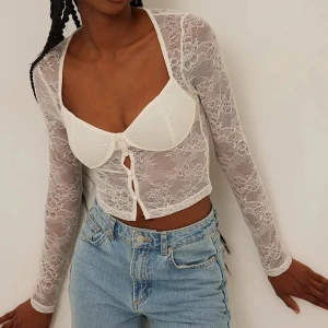 Cardigan med spetskupa - En söt topp från NA-KD aldrig använd, lappen är bortklippt men det är storlek S. Ordinariepris 379kr.