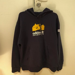 Adidas hoodie  - Använd inte så mycket, köpte den för 500kr från junkyard. 