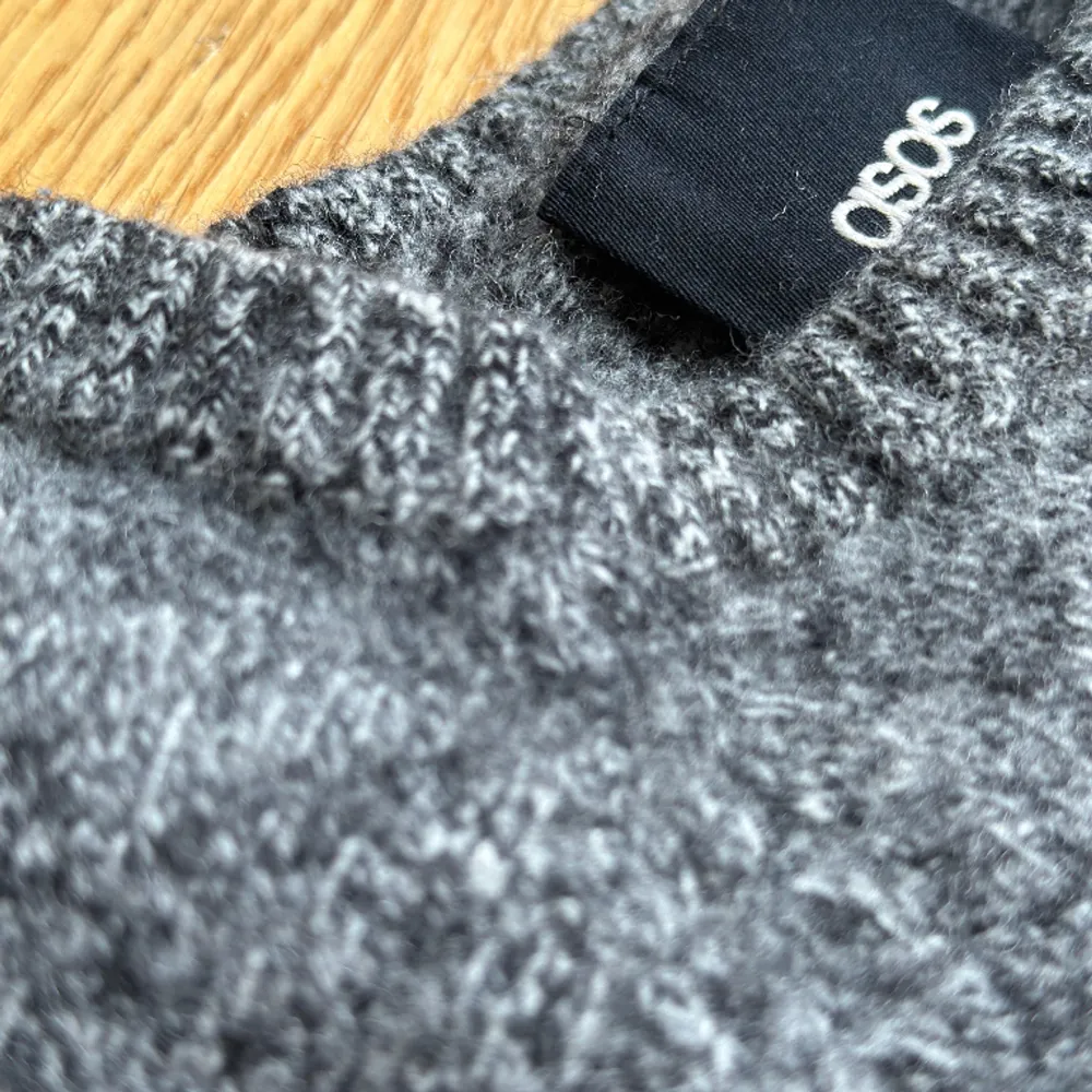 En grå ulltröja från asos i perfekt skick som ny. Den är knappt använd. Säljer för den är för liten.. Tröjor & Koftor.