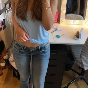 Lågmidjade jeans  - Säljer dessa jättesnygga blåa lågmidjade jeansen med bootcut från LTB i modellen Valerie eftersom att de inte passade på mig 💕