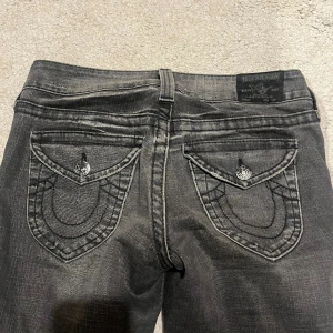 True religion jeans - Säljer mina super snygga true religion jeans🥰🥰Skriv för fler bilder eller intresse!!💕💕