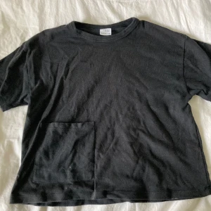 T-shirt - Svart t-shirt från Zara i ett lite tjockare material🤍